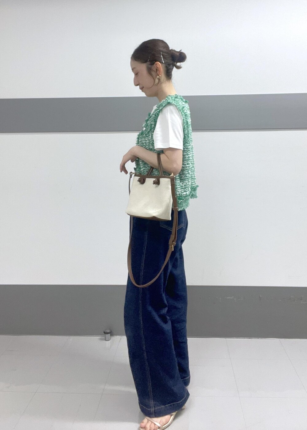 グリーン系のカーディガン/ボレロ、ホワイト系のTシャツ/カットソー、ゴールド系のサンダルを着用したレディースの夏コーディネートの5枚目の写真