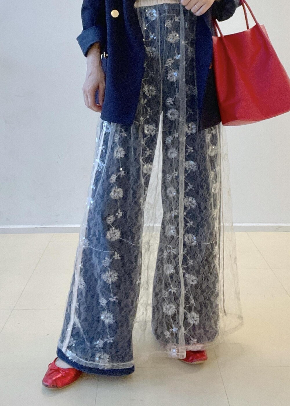 ホワイト系のスカート、ブラック系のTシャツ/カットソー、ブルー系のテーラードジャケットを着用したレディースの夏コーディネートの6枚目の写真