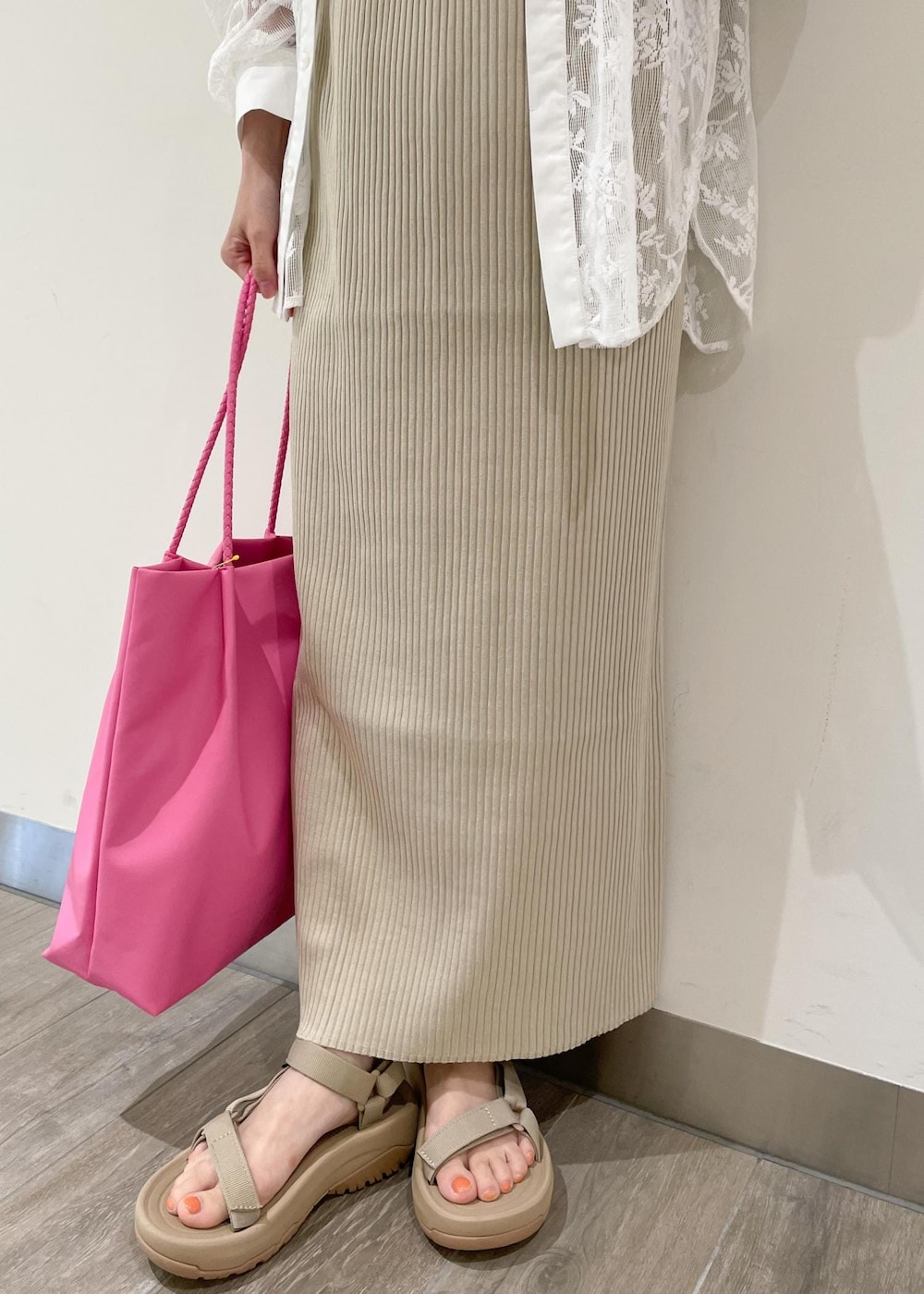 ベージュ系のスカート、ホワイト系のシャツ/ブラウス、ベージュ系のサンダルを着用したレディースの夏コーディネートの5枚目の写真