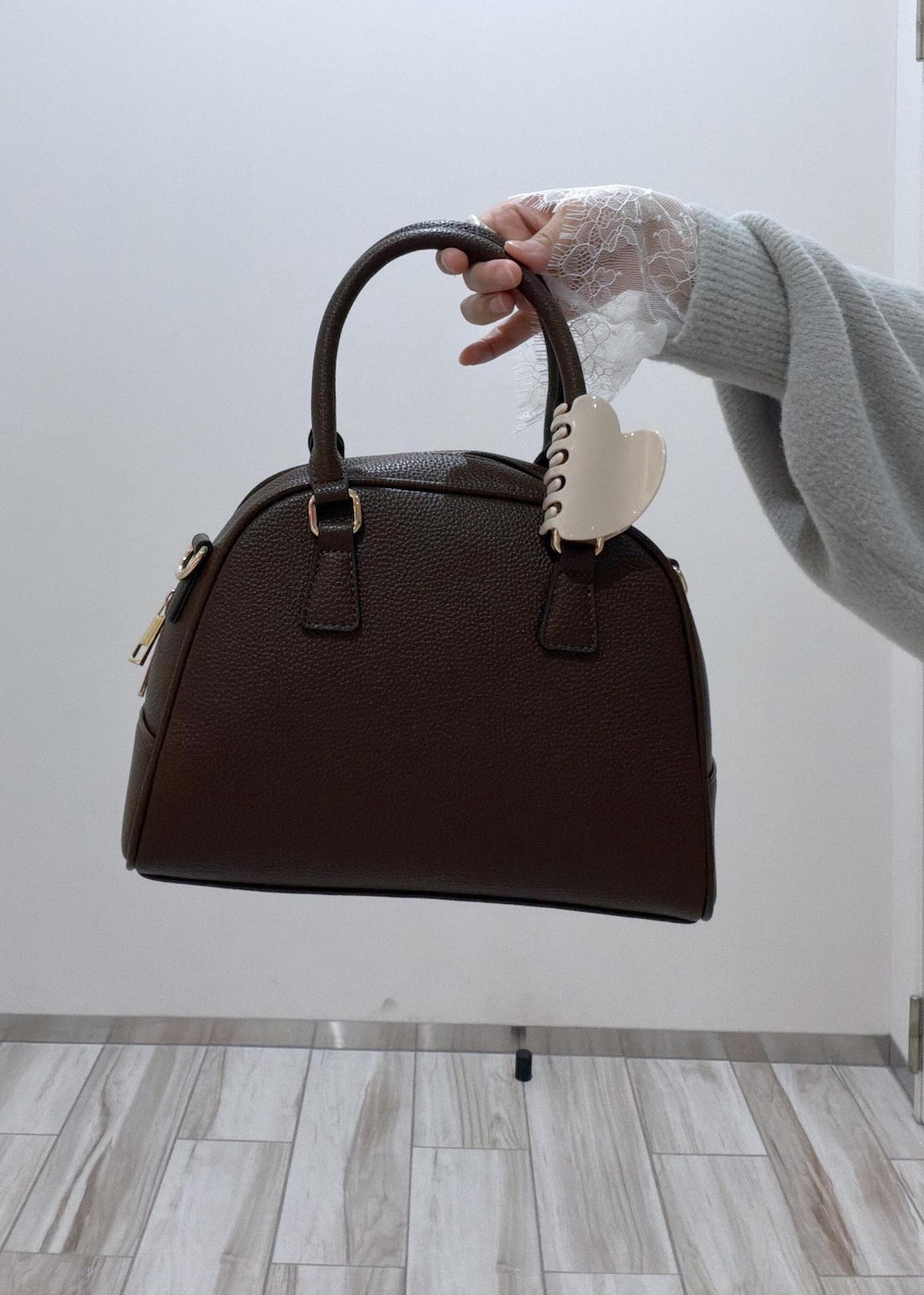 ピンク系のその他パンツ、グレー系のカーディガン/ボレロ、ブラウン系のボストンバッグを着用したレディースの秋コーディネートの7枚目の写真
