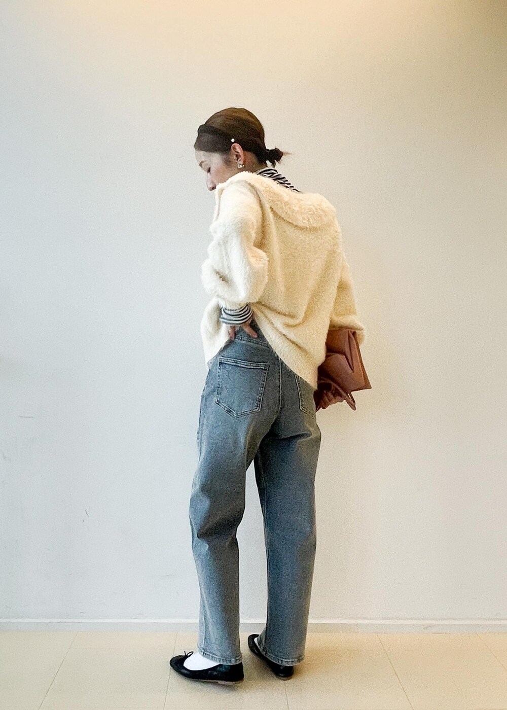 ホワイト系のTシャツ/カットソー、ピンク系のトートバッグ、ホワイト系のカーディガン/ボレロを着用したレディースの秋コーディネートの2枚目の写真