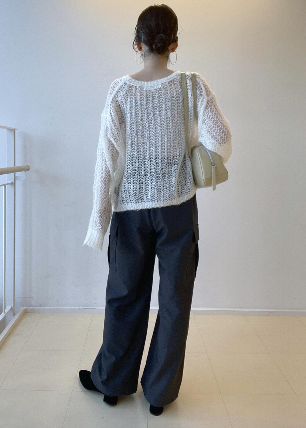 ホワイト系のニット/セーター、ブラック系のパンプス、グレー系のカーゴパンツを着用したレディースの秋コーディネートの4枚目の写真