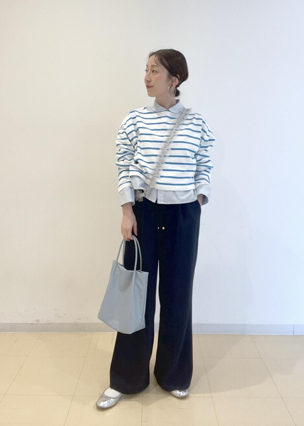 ブルー系のTシャツ/カットソー、ブルー系のトートバッグ、ブルー系のシャツ/ブラウスを着用したレディースの春コーディネートの2枚目の写真