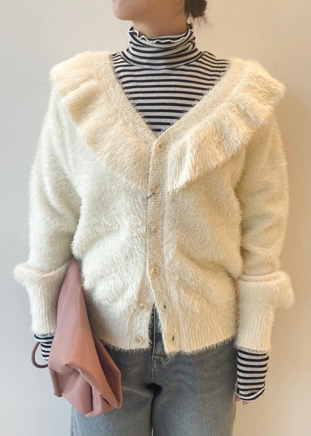 ホワイト系のTシャツ/カットソー、ピンク系のトートバッグ、ホワイト系のカーディガン/ボレロを着用したレディースの秋コーディネートの3枚目の写真