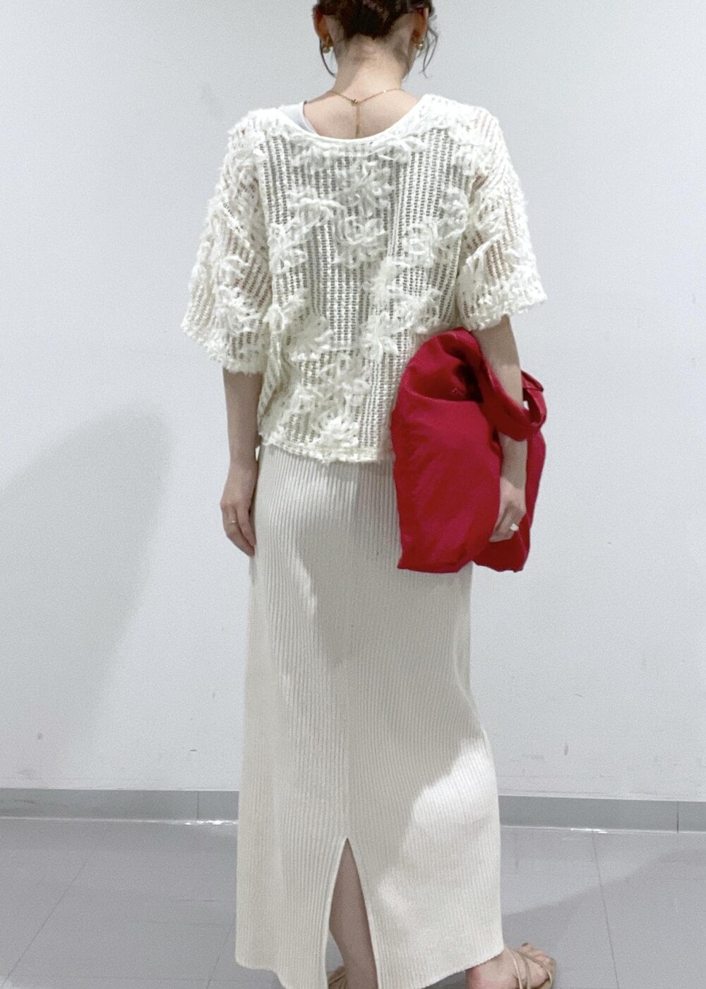 ゴールド系のサンダル、ホワイト系のスカート、ホワイト系のTシャツ/カットソーを着用したレディースの夏コーディネートの5枚目の写真