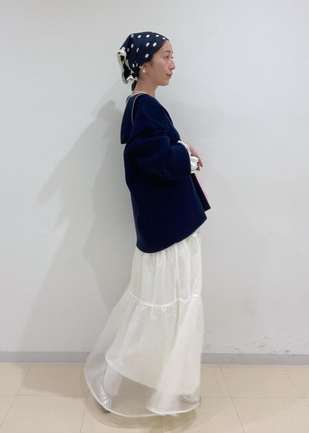 ホワイト系のTシャツ/カットソー、ピンク系のショルダーバッグ、ホワイト系のスカートを着用したレディースの春コーディネートの3枚目の写真