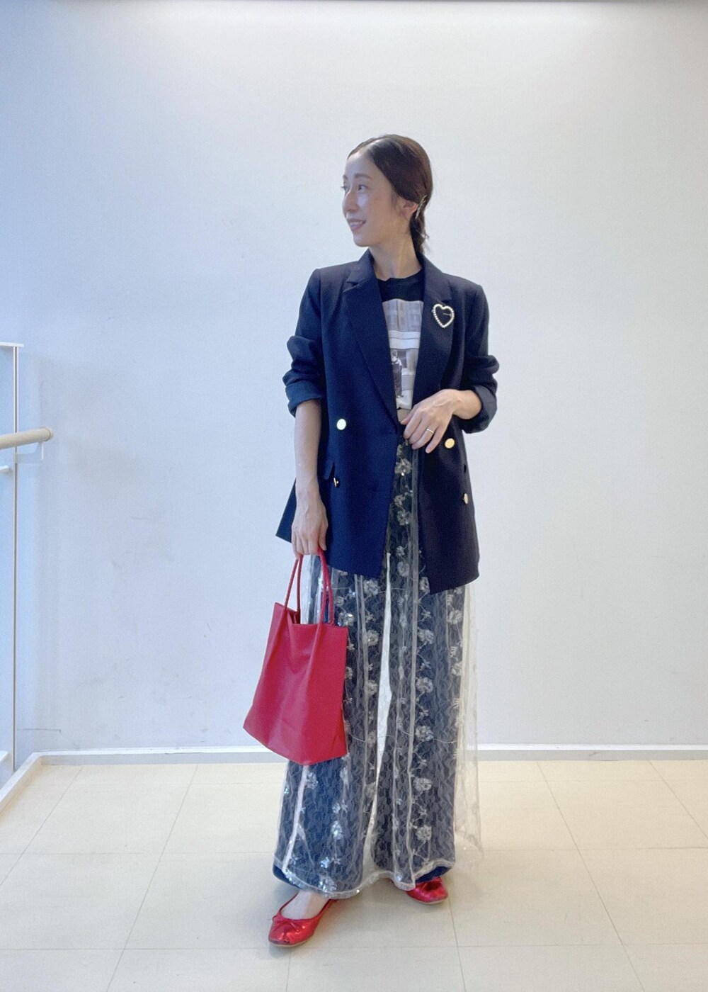 ホワイト系のスカート、ブラック系のTシャツ/カットソー、ブルー系のテーラードジャケットを着用したレディースの夏コーディネートの2枚目の写真