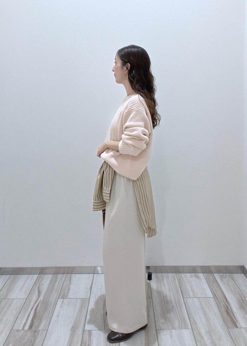 ブラウン系のトートバッグ、ホワイト系のその他パンツ、ブラウン系のシャツ/ブラウスを着用したレディースの秋コーディネートの4枚目の写真