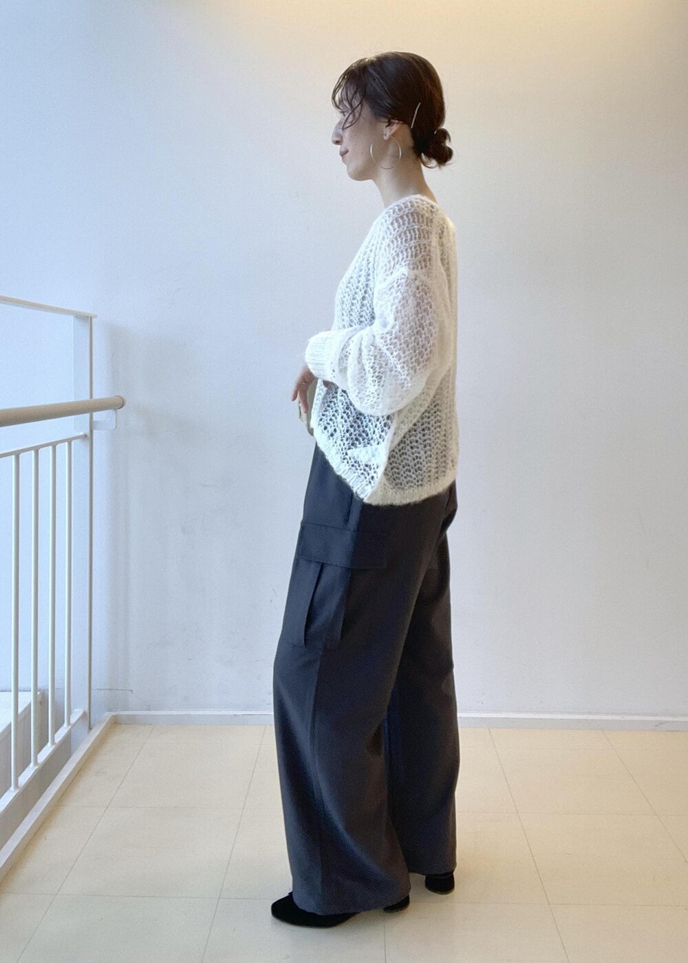 ホワイト系のニット/セーター、ブラック系のパンプス、グレー系のカーゴパンツを着用したレディースの秋コーディネートの3枚目の写真