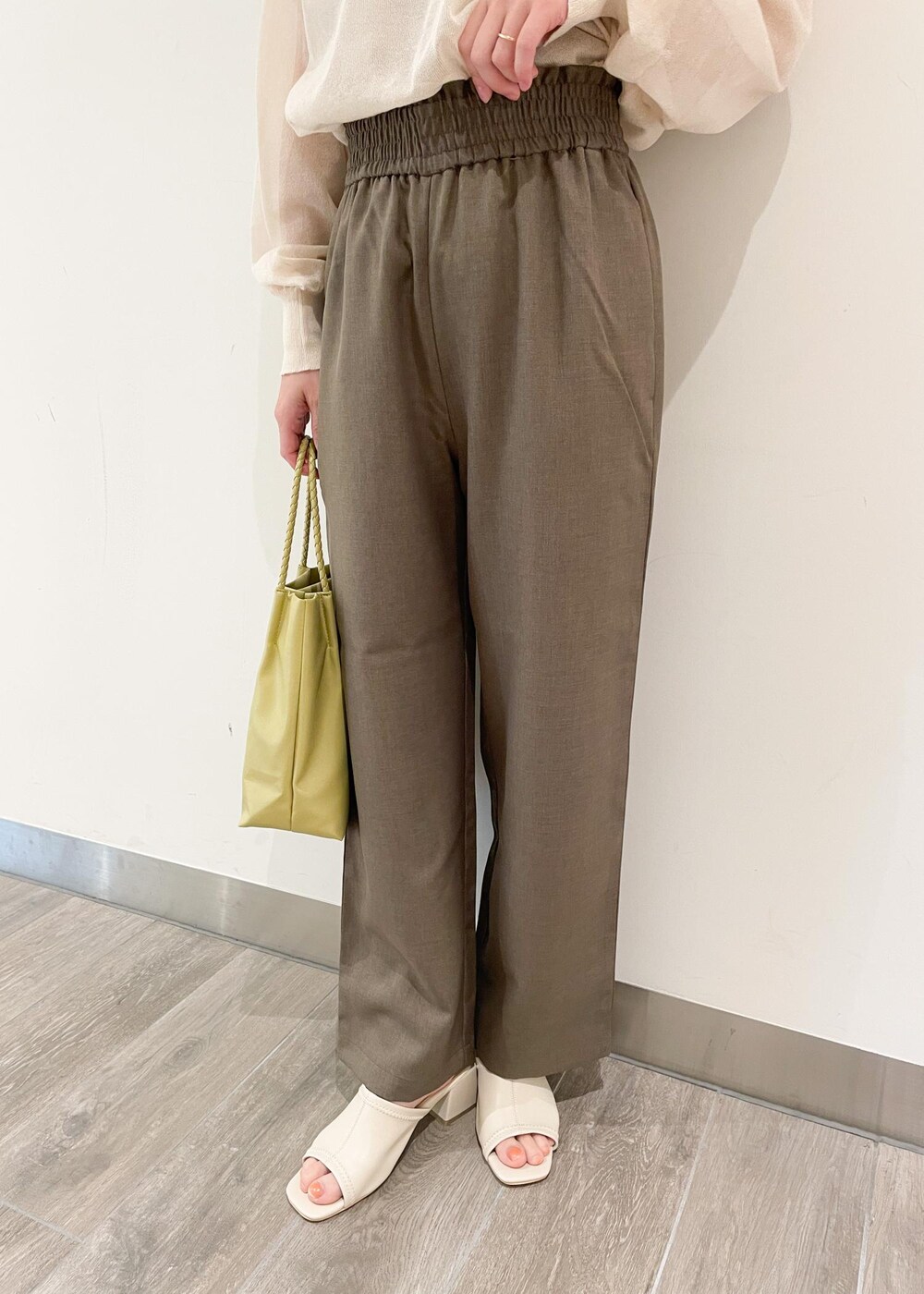 ベージュ系のカーディガン/ボレロ、ブラウン系のその他パンツ、イエロー系のトートバッグを着用したレディースの夏コーディネートの5枚目の写真