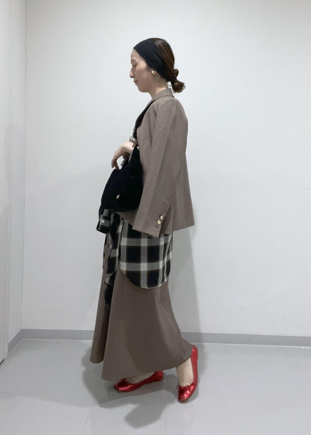 ベージュ系のスカート、ベージュ系のテーラードジャケット、ブラック系のシャツ/ブラウスを着用したレディースの夏コーディネートの5枚目の写真