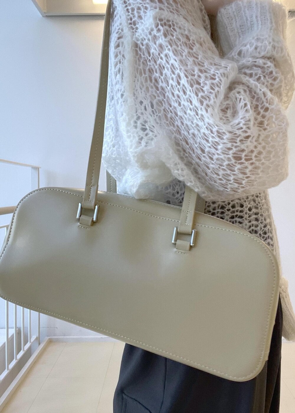 ホワイト系のニット/セーター、ブラック系のパンプス、グレー系のカーゴパンツを着用したレディースの秋コーディネートの6枚目の写真