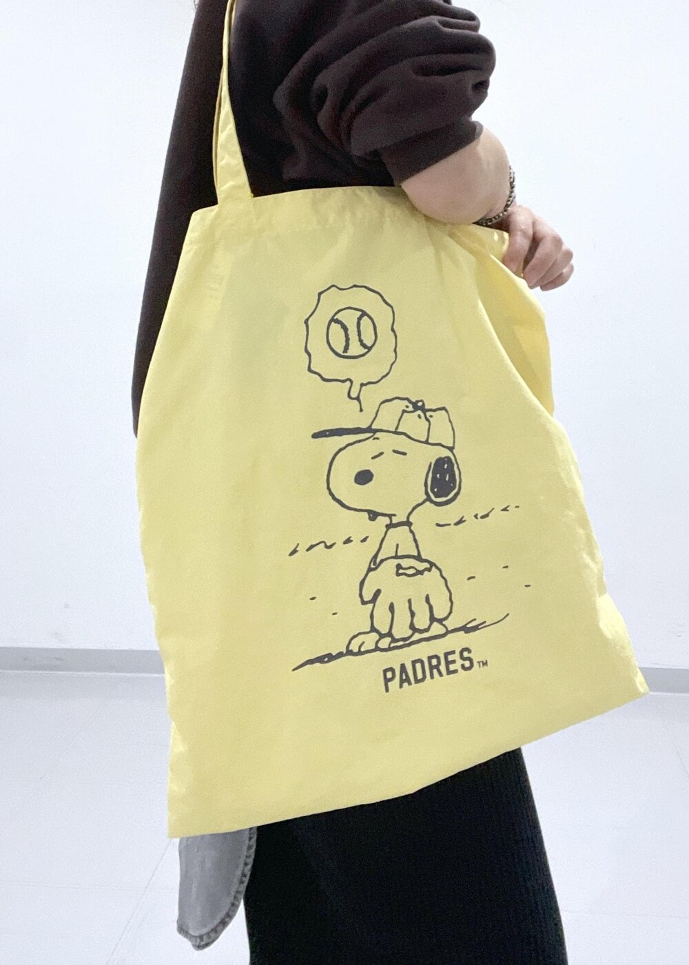 ブラック系のレインシューズ、グレー系のシャツ/ブラウス、ブラック系のスカートを着用したレディースの秋コーディネートの6枚目の写真