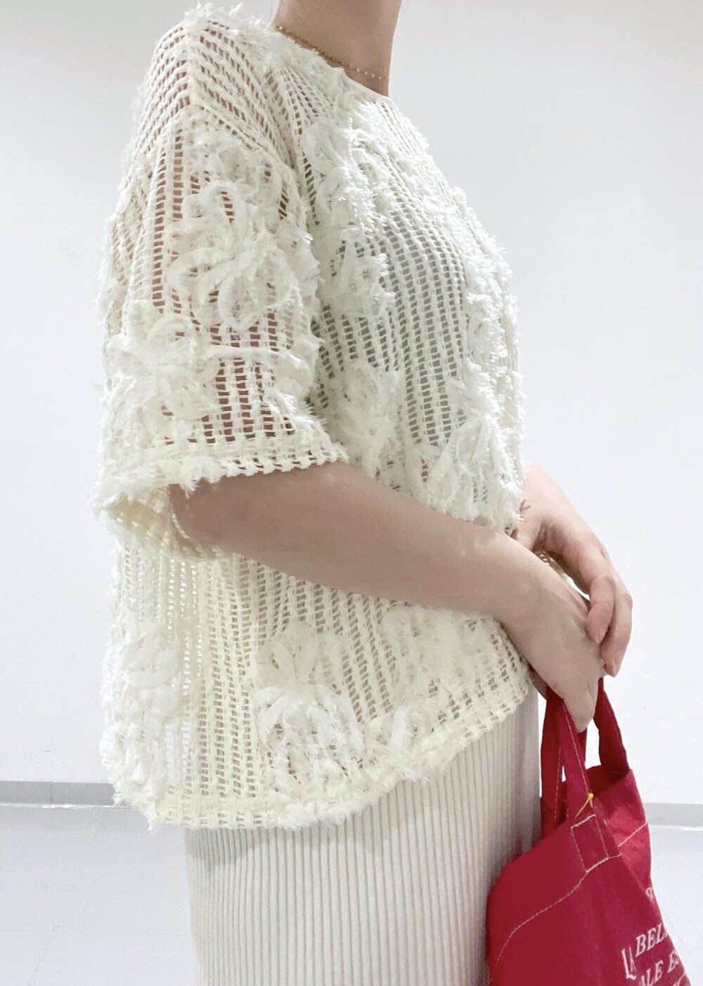 ゴールド系のサンダル、ホワイト系のスカート、ホワイト系のTシャツ/カットソーを着用したレディースの夏コーディネートの4枚目の写真