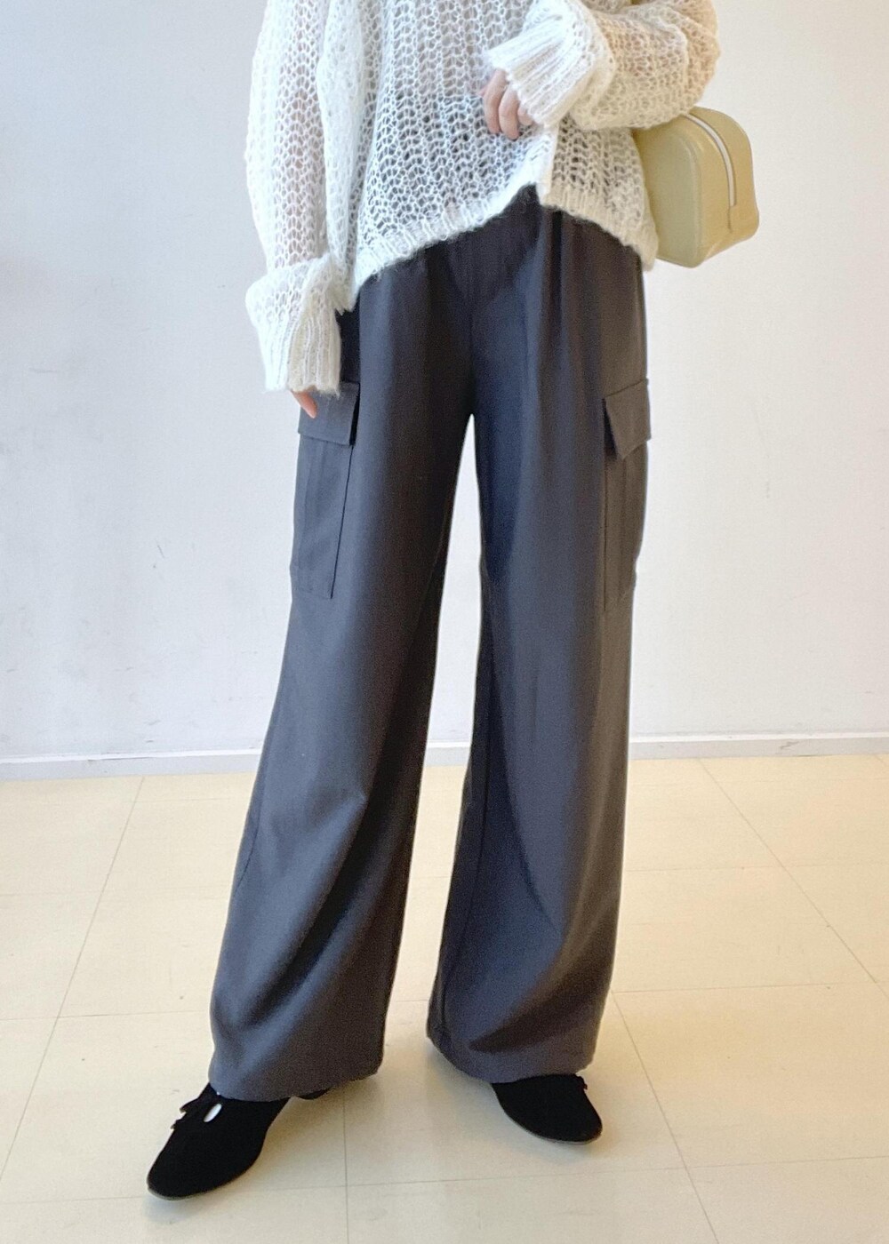 ホワイト系のニット/セーター、ブラック系のパンプス、グレー系のカーゴパンツを着用したレディースの秋コーディネートの7枚目の写真