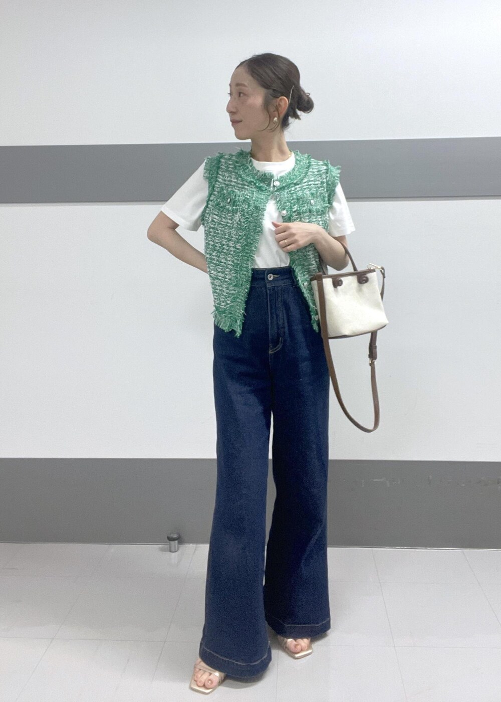 グリーン系のカーディガン/ボレロ、ホワイト系のTシャツ/カットソー、ゴールド系のサンダルを着用したレディースの夏コーディネートの2枚目の写真