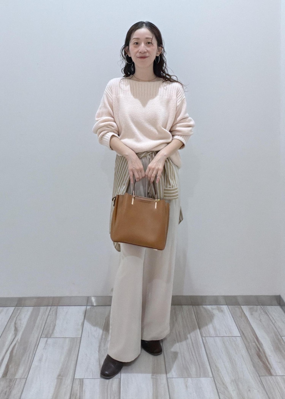 ブラウン系のトートバッグ、ホワイト系のその他パンツ、ブラウン系のシャツ/ブラウスを着用したレディースの秋コーディネートの2枚目の写真