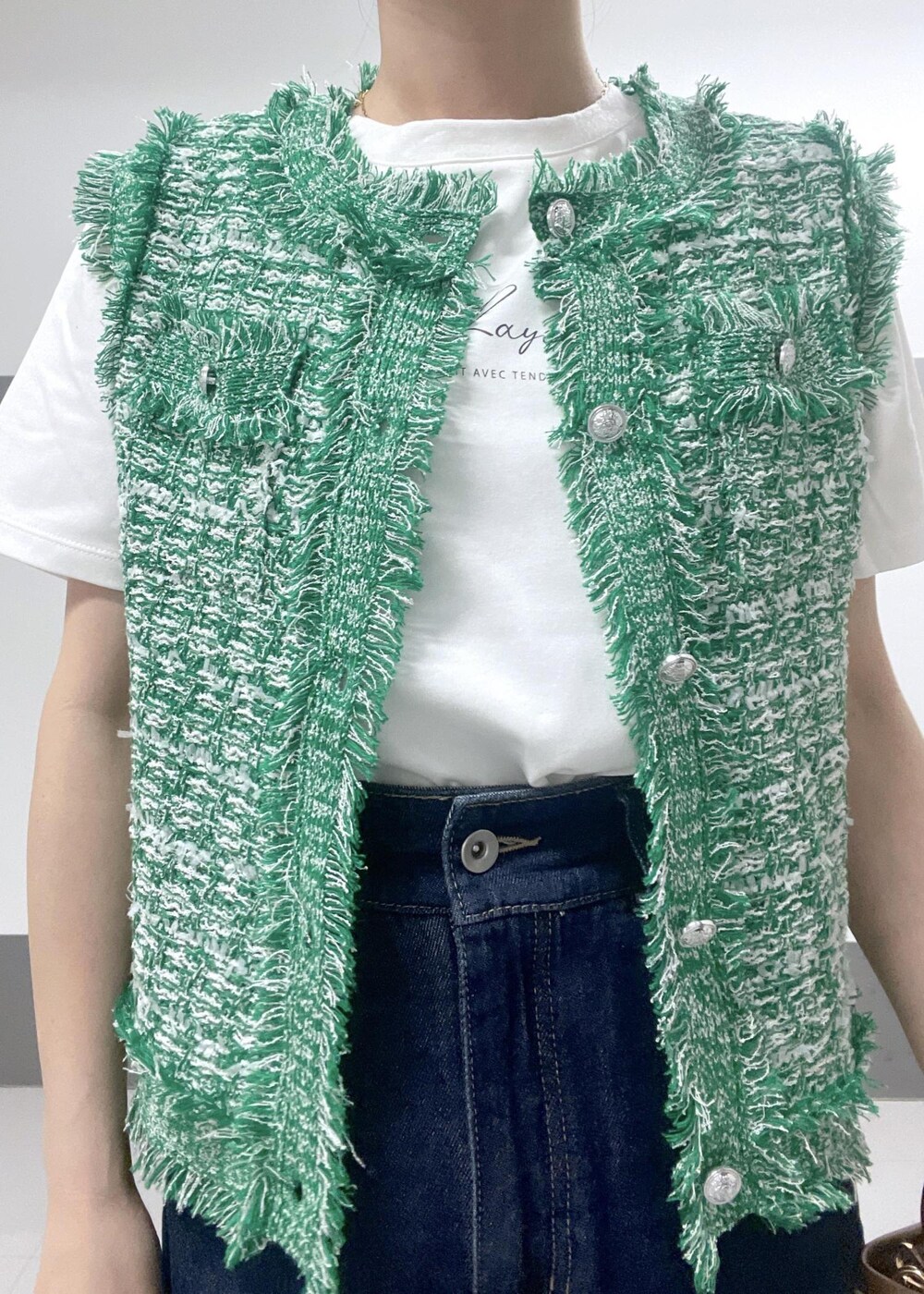 グリーン系のカーディガン/ボレロ、ホワイト系のTシャツ/カットソー、ゴールド系のサンダルを着用したレディースの夏コーディネートの7枚目の写真