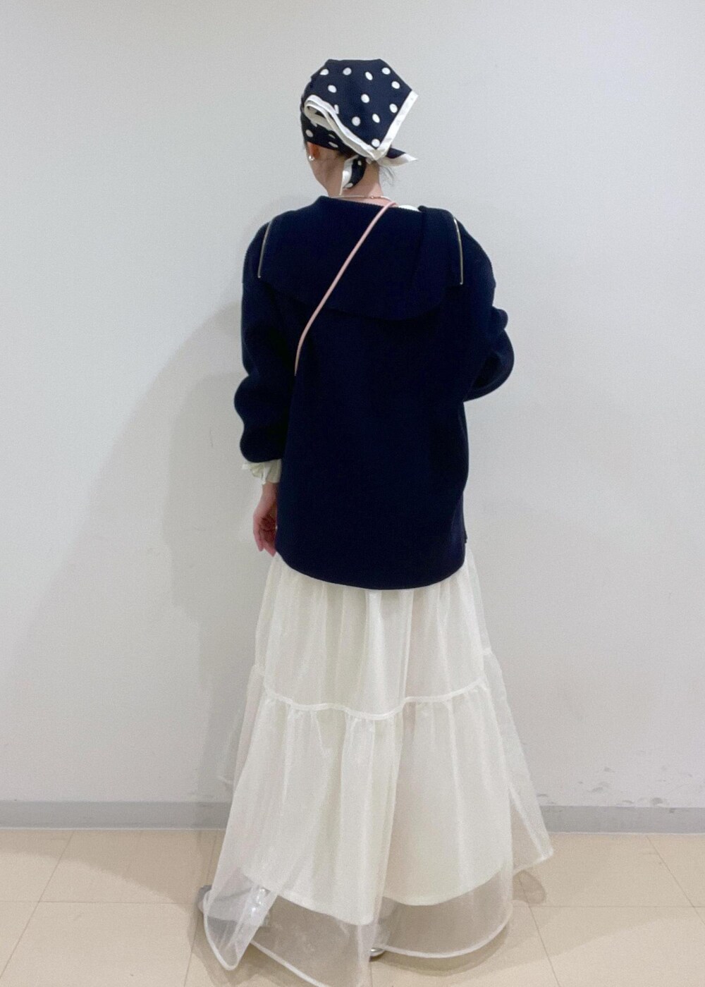 ホワイト系のTシャツ/カットソー、ピンク系のショルダーバッグ、ホワイト系のスカートを着用したレディースの春コーディネートの4枚目の写真