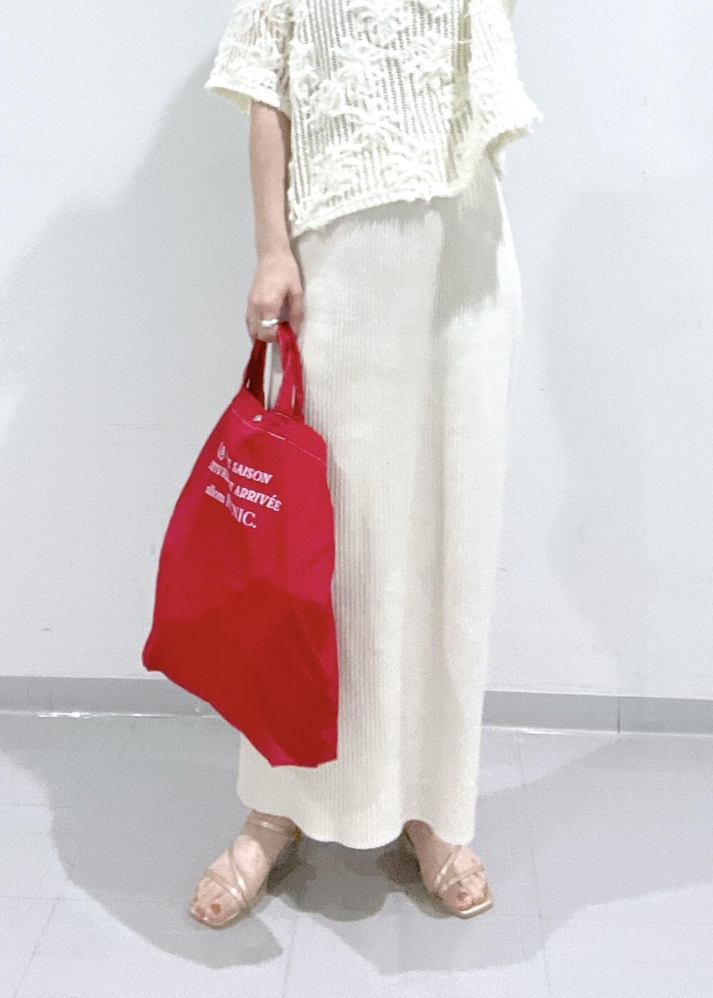 ゴールド系のサンダル、ホワイト系のスカート、ホワイト系のTシャツ/カットソーを着用したレディースの夏コーディネートの6枚目の写真