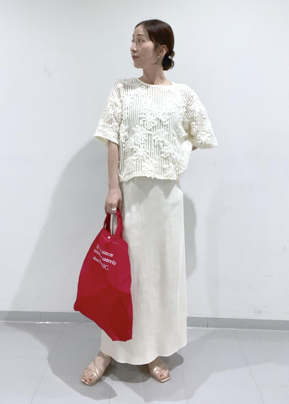 ゴールド系のサンダル、ホワイト系のスカート、ホワイト系のTシャツ/カットソーを着用したレディースの夏コーディネートの2枚目の写真