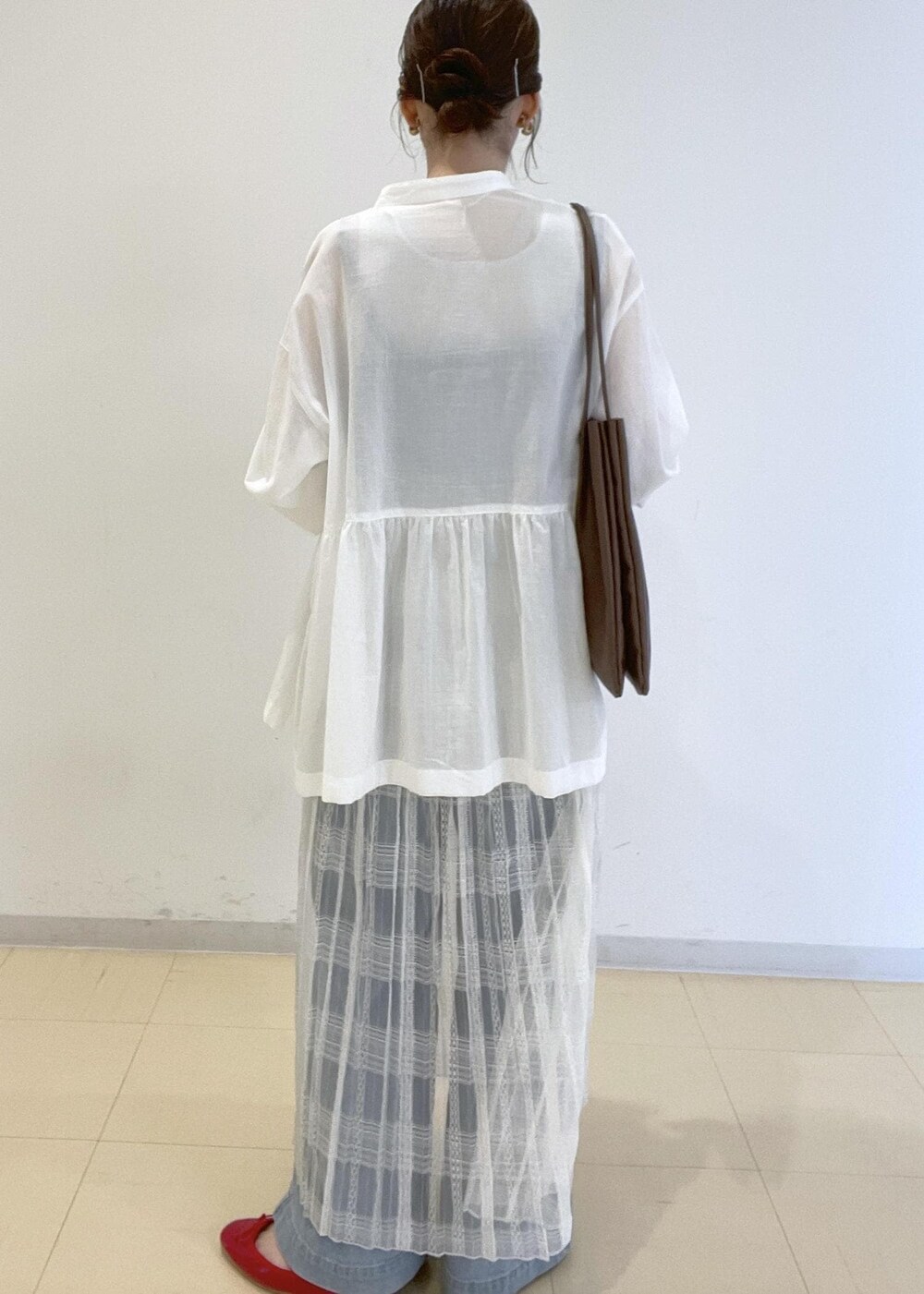 ホワイト系のスカート、ブルー系のベスト、ホワイト系のシャツ/ブラウスを着用したレディースの春コーディネートの5枚目の写真