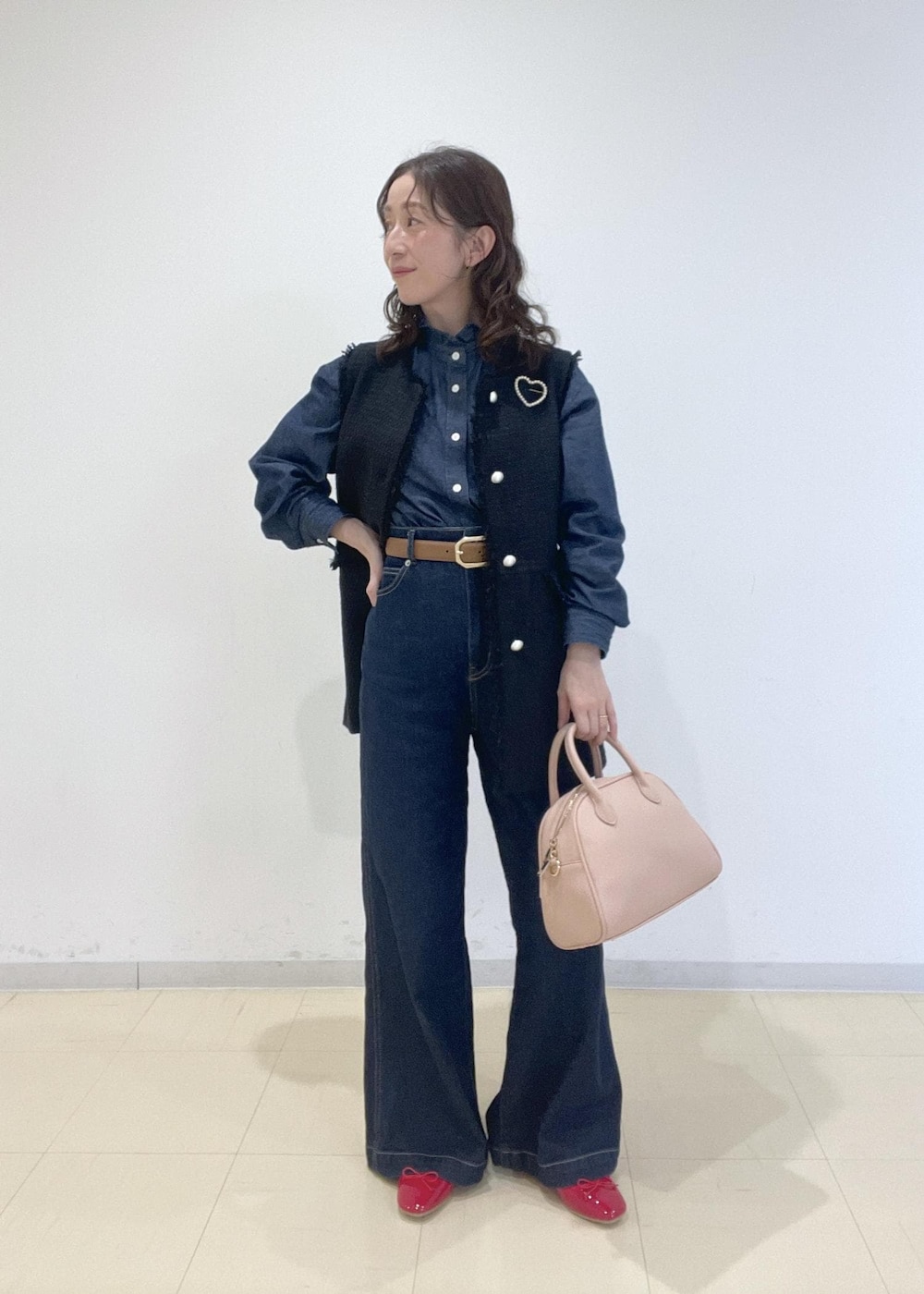 ブルー系のデニムパンツ、ブルー系のシャツ/ブラウス、ブルー系のベストを着用したレディースの冬コーディネートの2枚目の写真