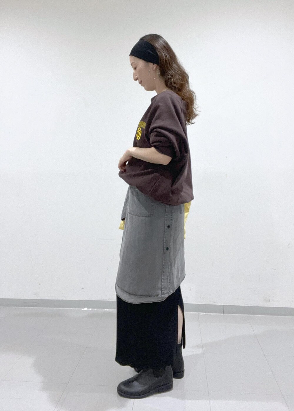 ブラック系のレインシューズ、グレー系のシャツ/ブラウス、ブラック系のスカートを着用したレディースの秋コーディネートの5枚目の写真