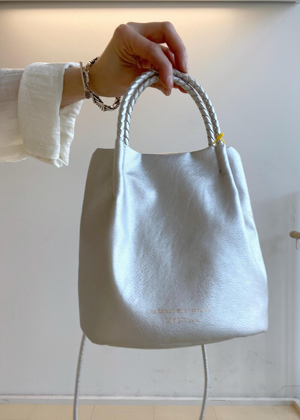 ホワイト系のタンクトップ、ホワイト系のミリタリージャケット、ピンク系のその他パンツを着用したレディースの春コーディネートの5枚目の写真