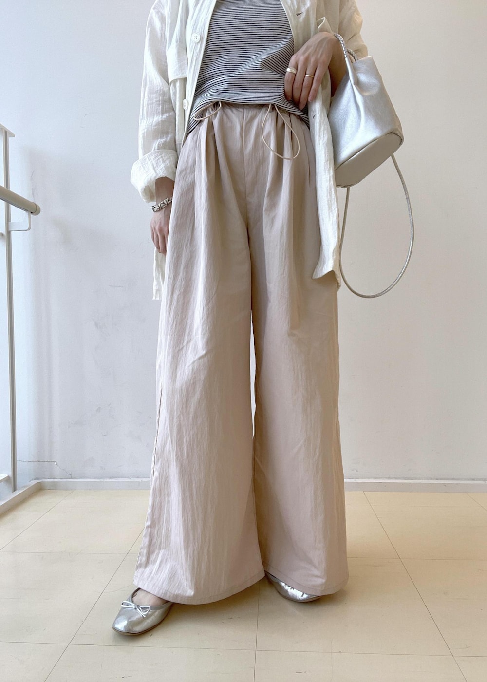 ホワイト系のタンクトップ、ホワイト系のミリタリージャケット、ピンク系のその他パンツを着用したレディースの春コーディネートの4枚目の写真