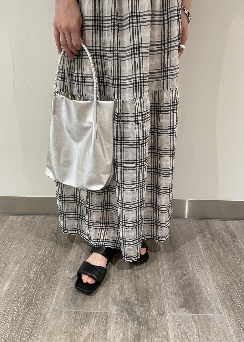 ブラック系のキャミソール、シルバー系のトートバッグ、ブラック系のサンダルを着用したレディースの夏コーディネートの3枚目の写真