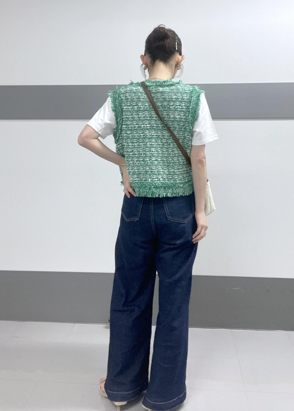 グリーン系のカーディガン/ボレロ、ホワイト系のTシャツ/カットソー、ゴールド系のサンダルを着用したレディースの夏コーディネートの6枚目の写真