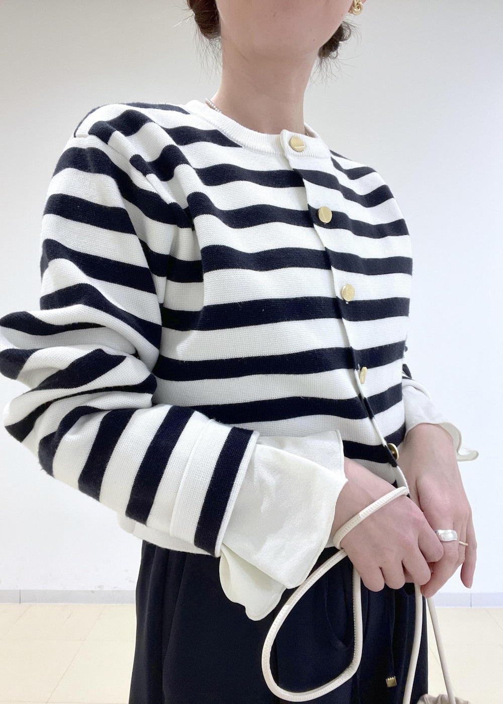 ホワイト系のカーディガン/ボレロ、ブルー系のその他パンツ、ホワイト系のTシャツ/カットソーを着用したレディースの冬コーディネートの6枚目の写真