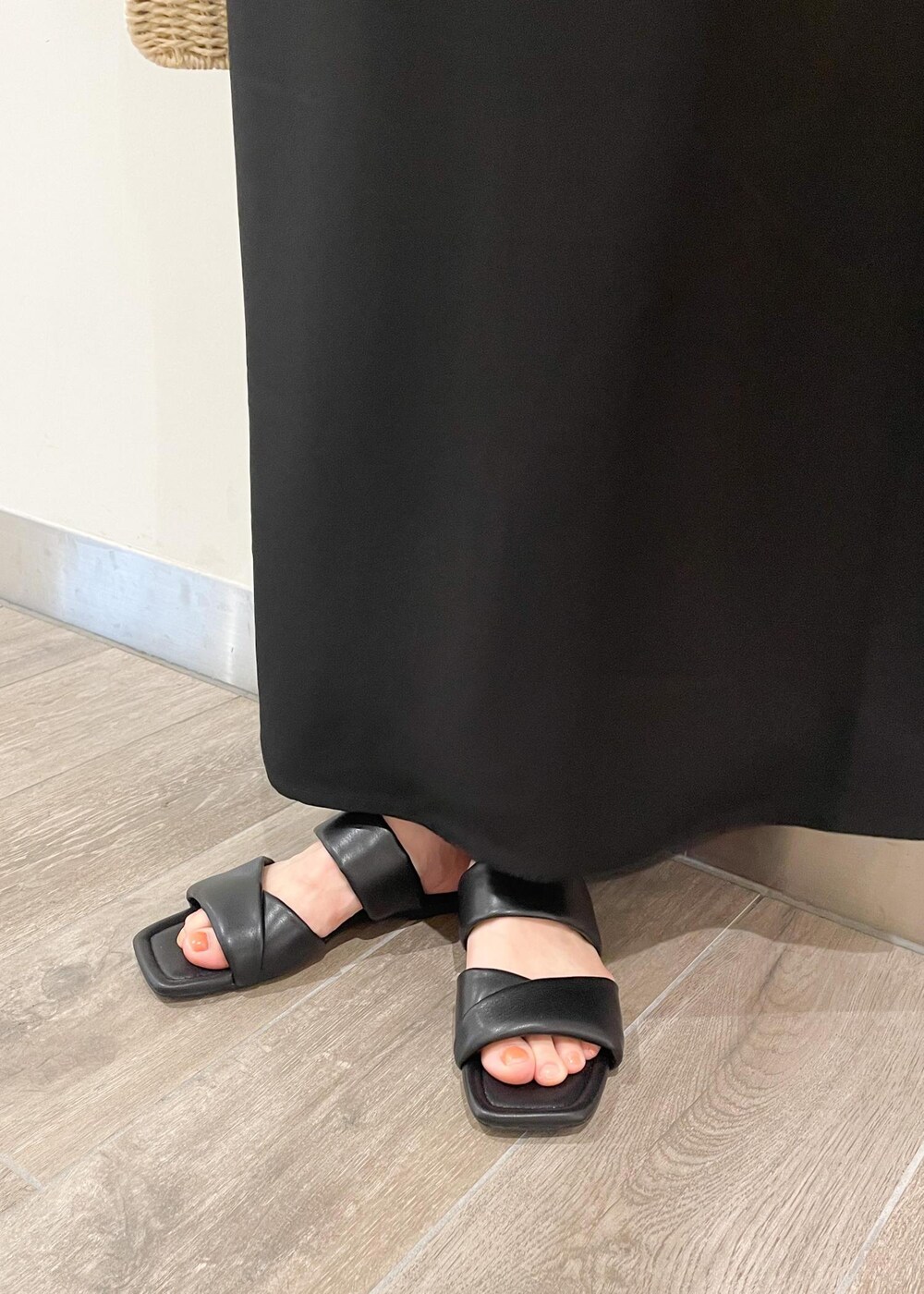 ブラック系のショルダーバッグ、ブラック系のサンダル、ブラック系のワンピースを着用したレディースの夏コーディネートの4枚目の写真