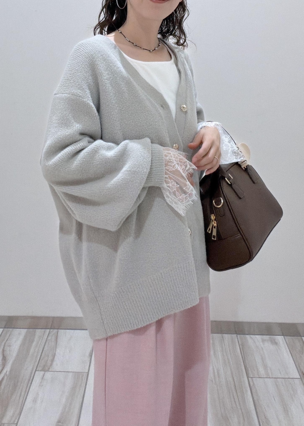ピンク系のその他パンツ、グレー系のカーディガン/ボレロ、ブラウン系のボストンバッグを着用したレディースの秋コーディネートの6枚目の写真