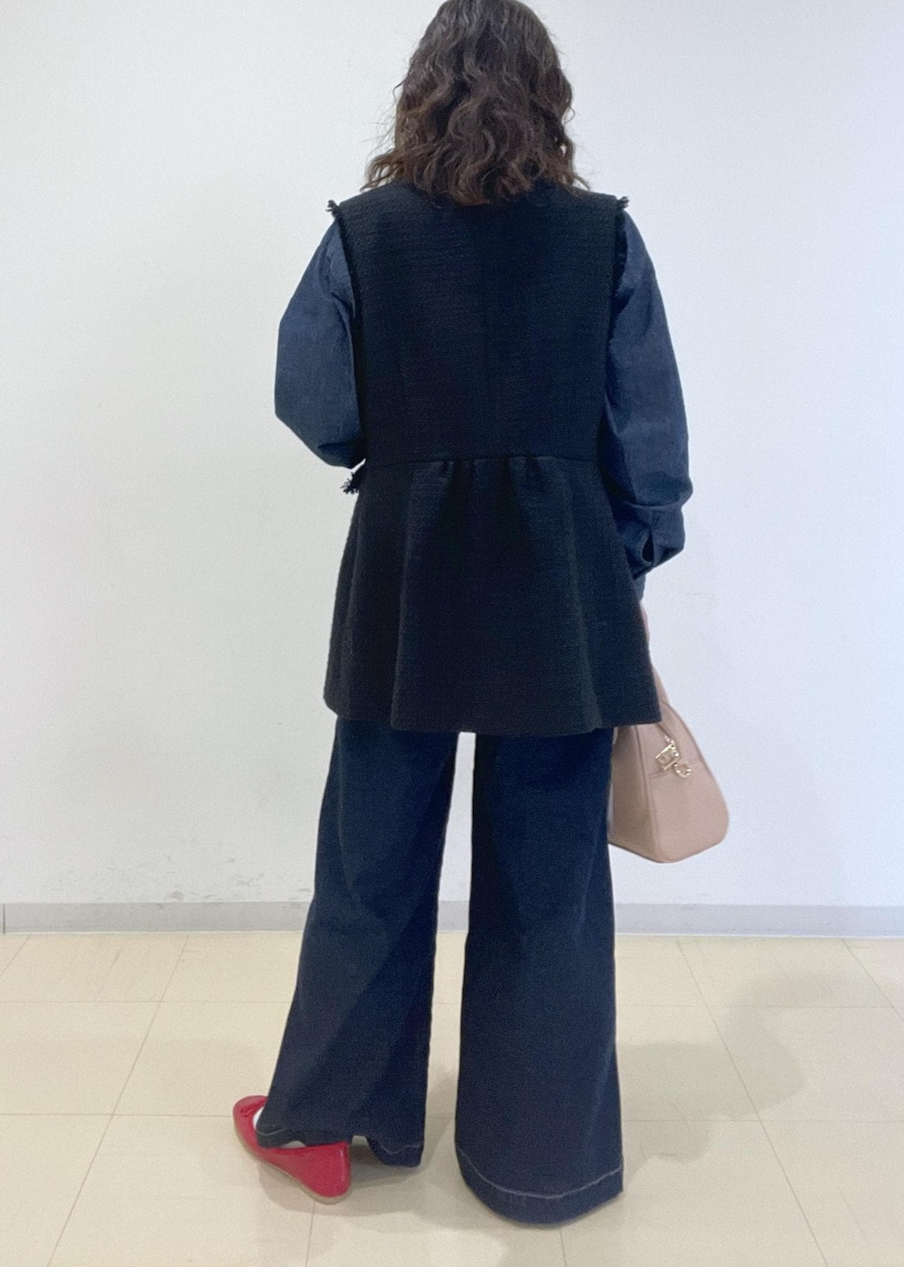 ブルー系のデニムパンツ、ブルー系のシャツ/ブラウス、ブルー系のベストを着用したレディースの冬コーディネートの4枚目の写真