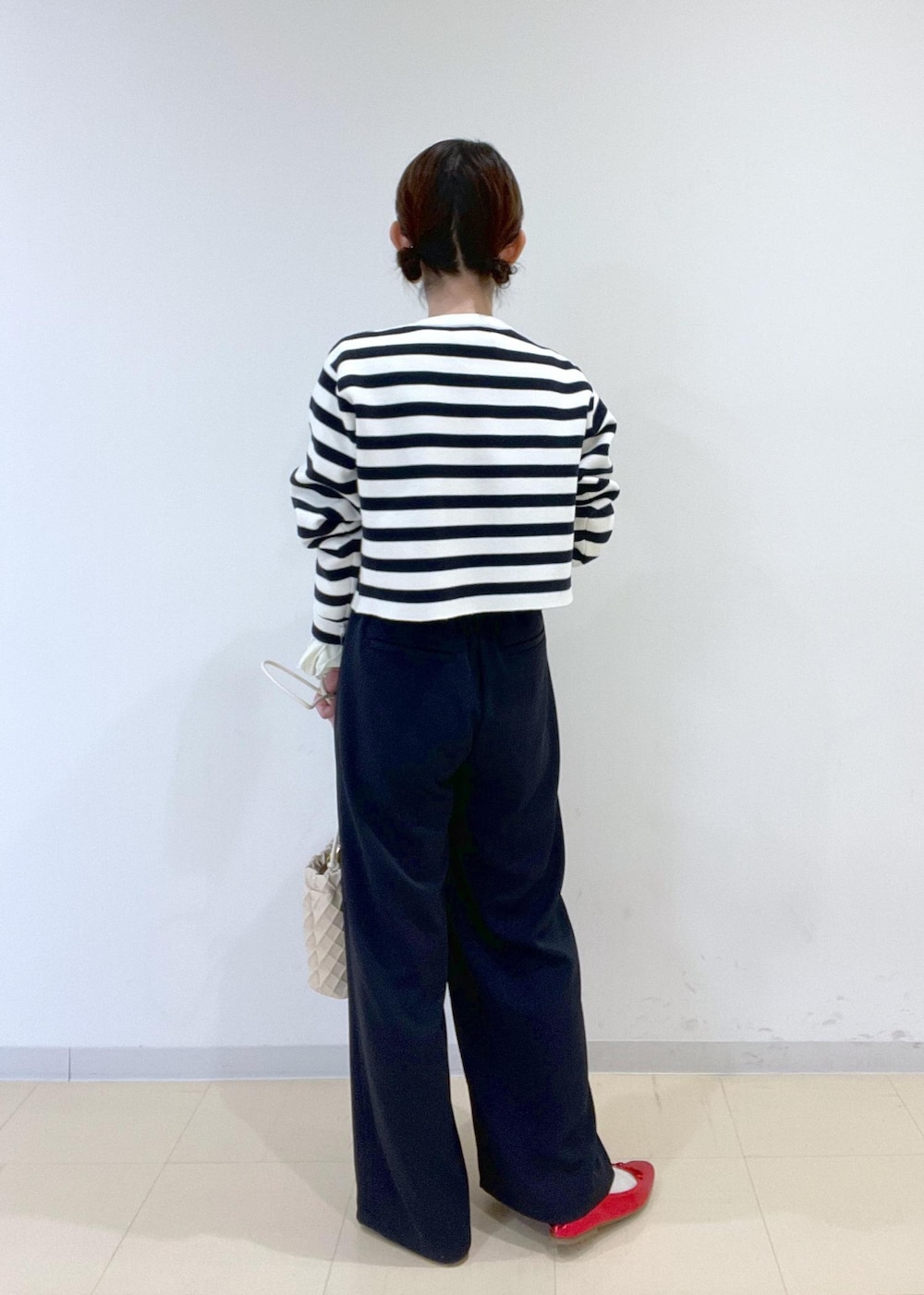 ホワイト系のカーディガン/ボレロ、ブルー系のその他パンツ、ホワイト系のTシャツ/カットソーを着用したレディースの冬コーディネートの4枚目の写真