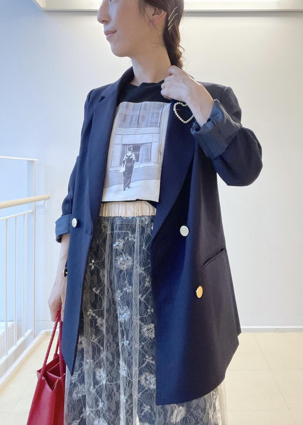 ホワイト系のスカート、ブラック系のTシャツ/カットソー、ブルー系のテーラードジャケットを着用したレディースの夏コーディネートの5枚目の写真