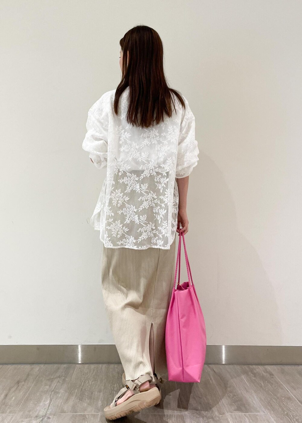 ベージュ系のスカート、ホワイト系のシャツ/ブラウス、ベージュ系のサンダルを着用したレディースの夏コーディネートの2枚目の写真