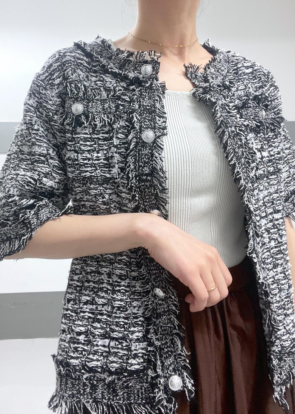 ゴールド系のサンダル、ブラウン系のトートバッグ、ブラウン系のスカートを着用したレディースの夏コーディネートの6枚目の写真