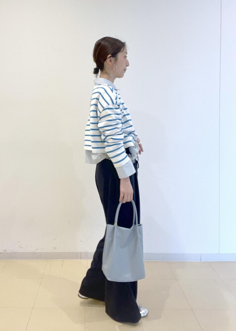 ブルー系のTシャツ/カットソー、ブルー系のトートバッグ、ブルー系のシャツ/ブラウスを着用したレディースの春コーディネートの3枚目の写真