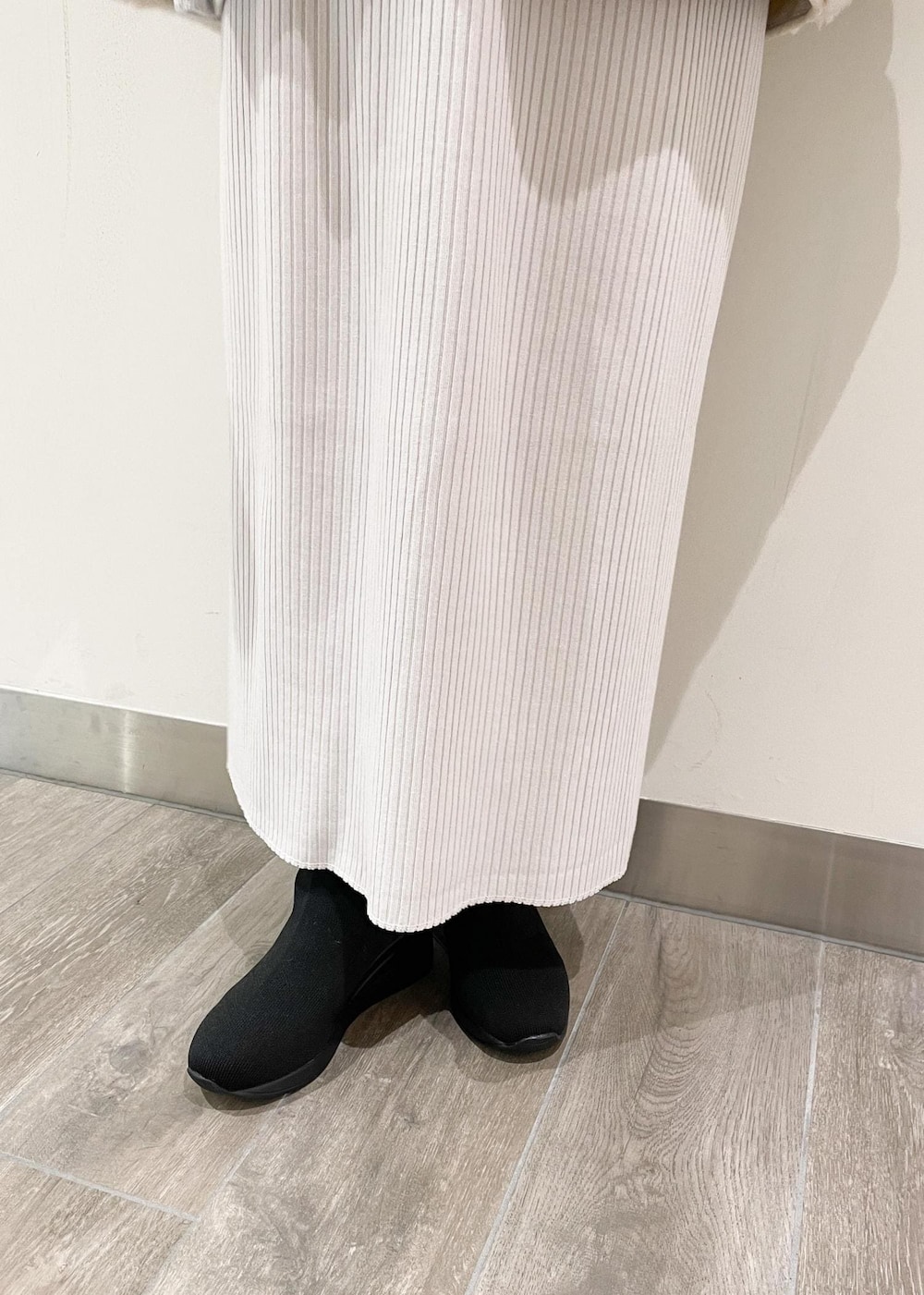 グレー系のスウェット、グレー系のスカート、グリーン系のトートバッグを着用したレディースの秋コーディネートの3枚目の写真