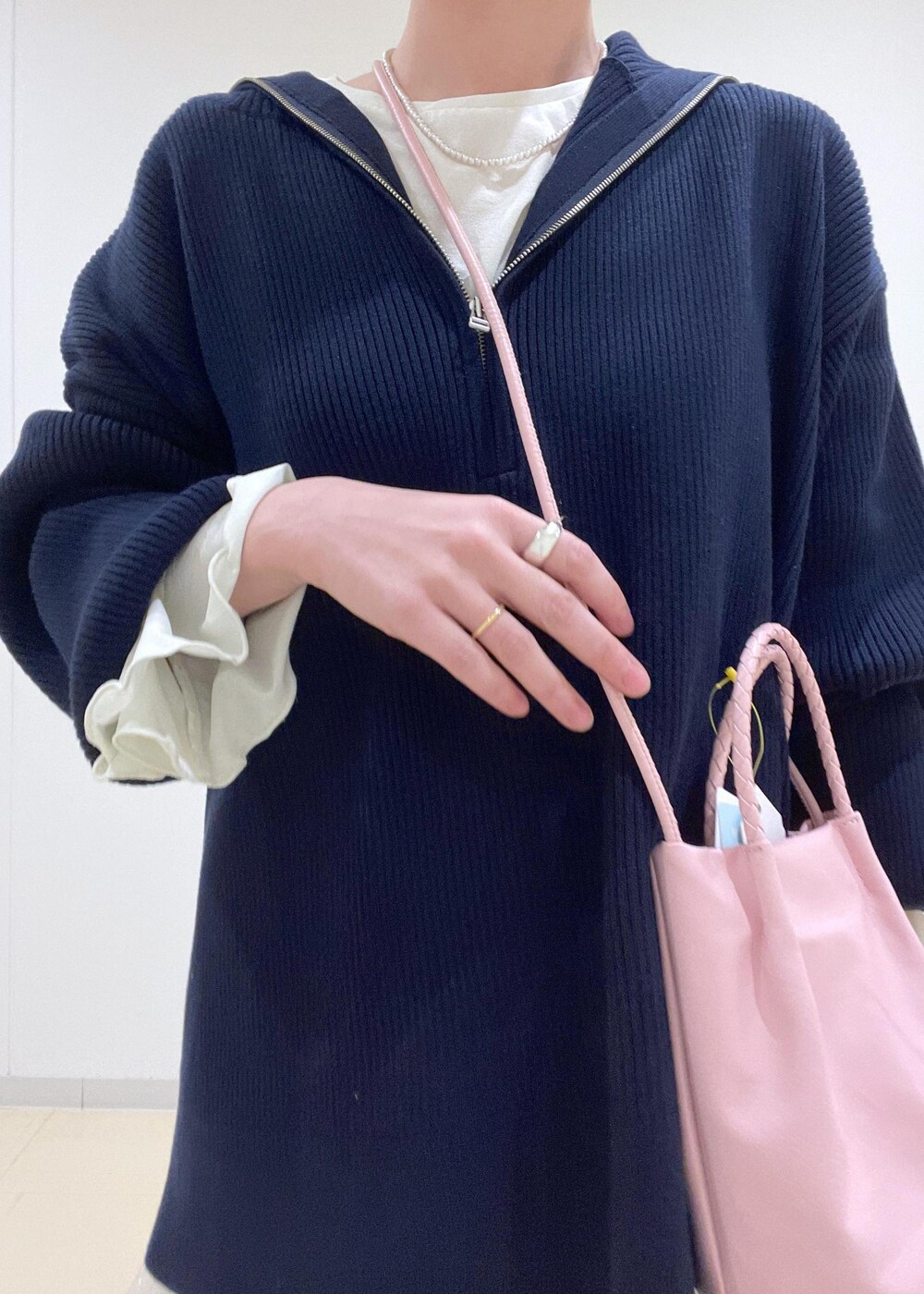 ホワイト系のTシャツ/カットソー、ピンク系のショルダーバッグ、ホワイト系のスカートを着用したレディースの春コーディネートの5枚目の写真