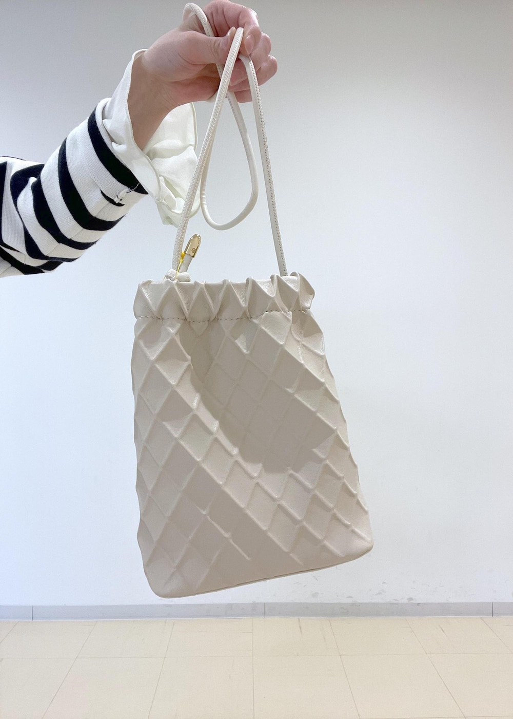 ホワイト系のカーディガン/ボレロ、ブルー系のその他パンツ、ホワイト系のTシャツ/カットソーを着用したレディースの冬コーディネートの7枚目の写真