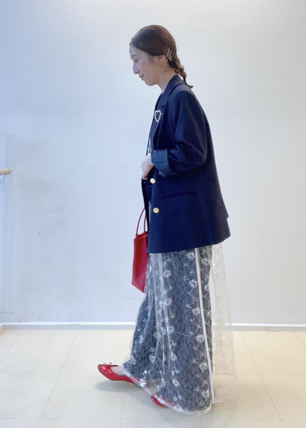 ホワイト系のスカート、ブラック系のTシャツ/カットソー、ブルー系のテーラードジャケットを着用したレディースの夏コーディネートの3枚目の写真