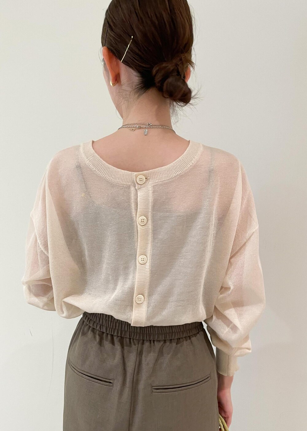 ベージュ系のカーディガン/ボレロ、ブラウン系のその他パンツ、イエロー系のトートバッグを着用したレディースの夏コーディネートの4枚目の写真