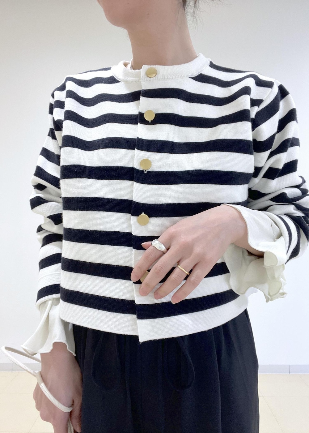 ホワイト系のカーディガン/ボレロ、ブルー系のその他パンツ、ホワイト系のTシャツ/カットソーを着用したレディースの冬コーディネートの5枚目の写真