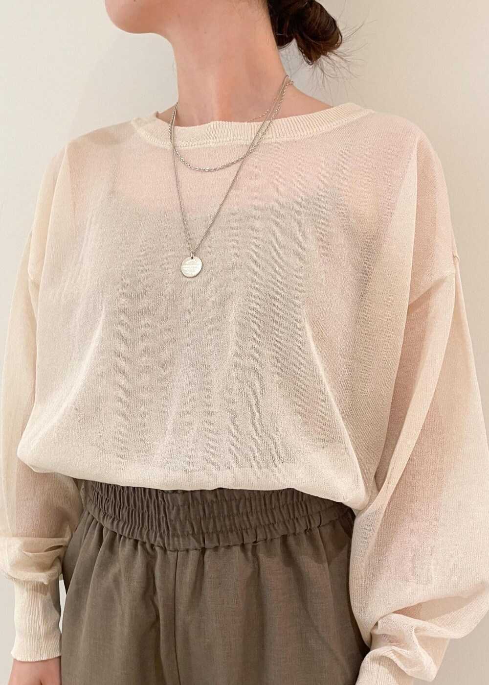 ベージュ系のカーディガン/ボレロ、ブラウン系のその他パンツ、イエロー系のトートバッグを着用したレディースの夏コーディネートの3枚目の写真