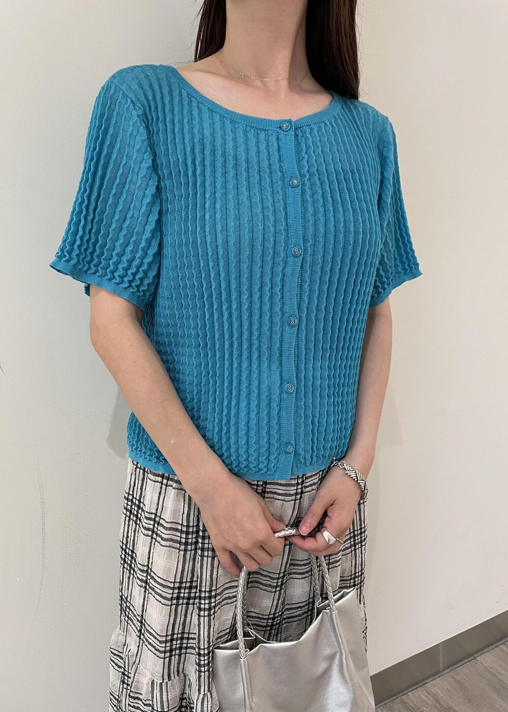 ブラック系のキャミソール、シルバー系のトートバッグ、ブラック系のサンダルを着用したレディースの夏コーディネートの2枚目の写真