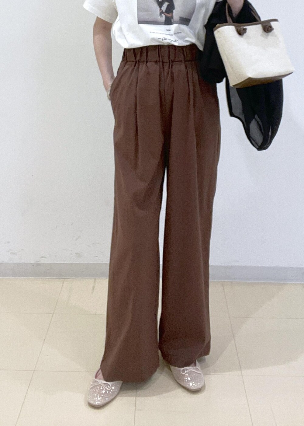 ブラック系のブルゾン、ホワイト系のバレエシューズ、ブラウン系のトートバッグを着用したレディースの春コーディネートの8枚目の写真